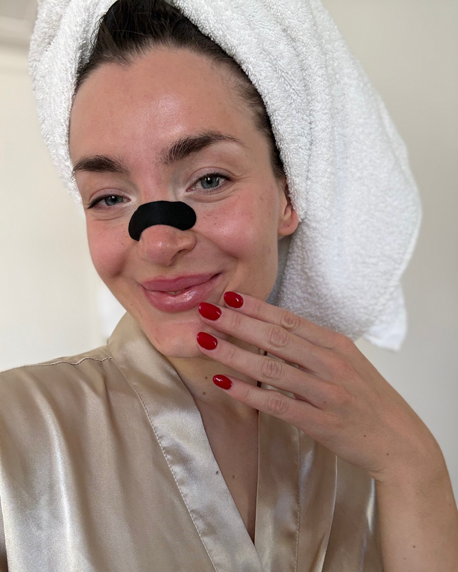 Frau mit LongevityLife Nasenstrip