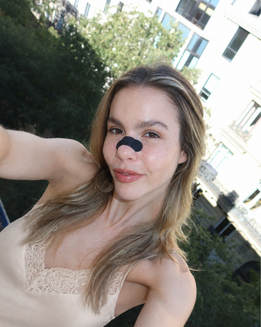 Frau mit LongevityLife Nasenstrip