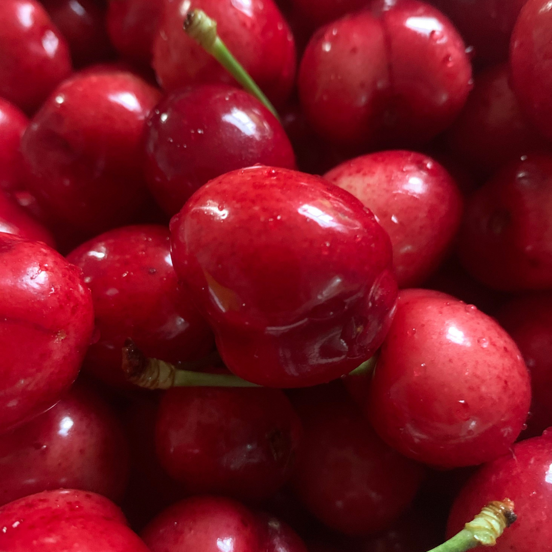 Frische rote Kirschen in Nahaufnahme, passend zum Thema Blutwerte und gesunde Ernährung für Männer
