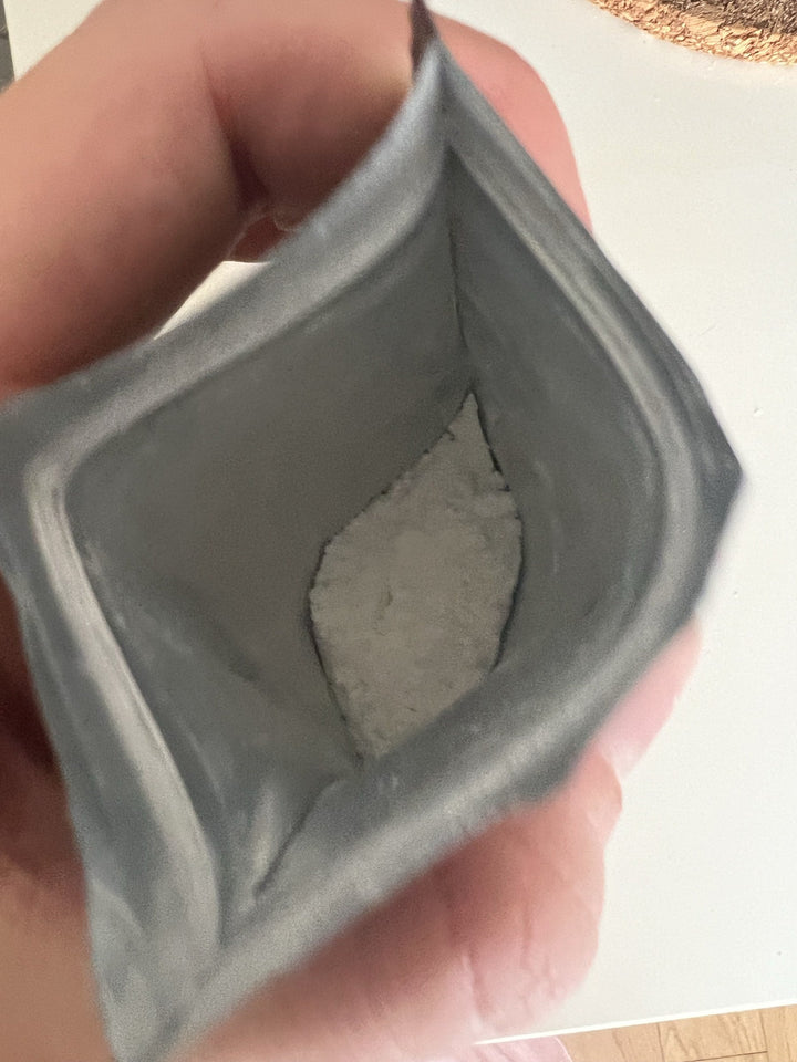 Geöffneter NMN Beutel mit weißem Pulver, Blick ins Innere
