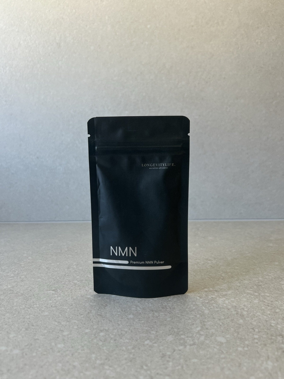 Ungeöffneter Beutel Premium NMN Pulver von LongevityLife vor hellem Hintergrund