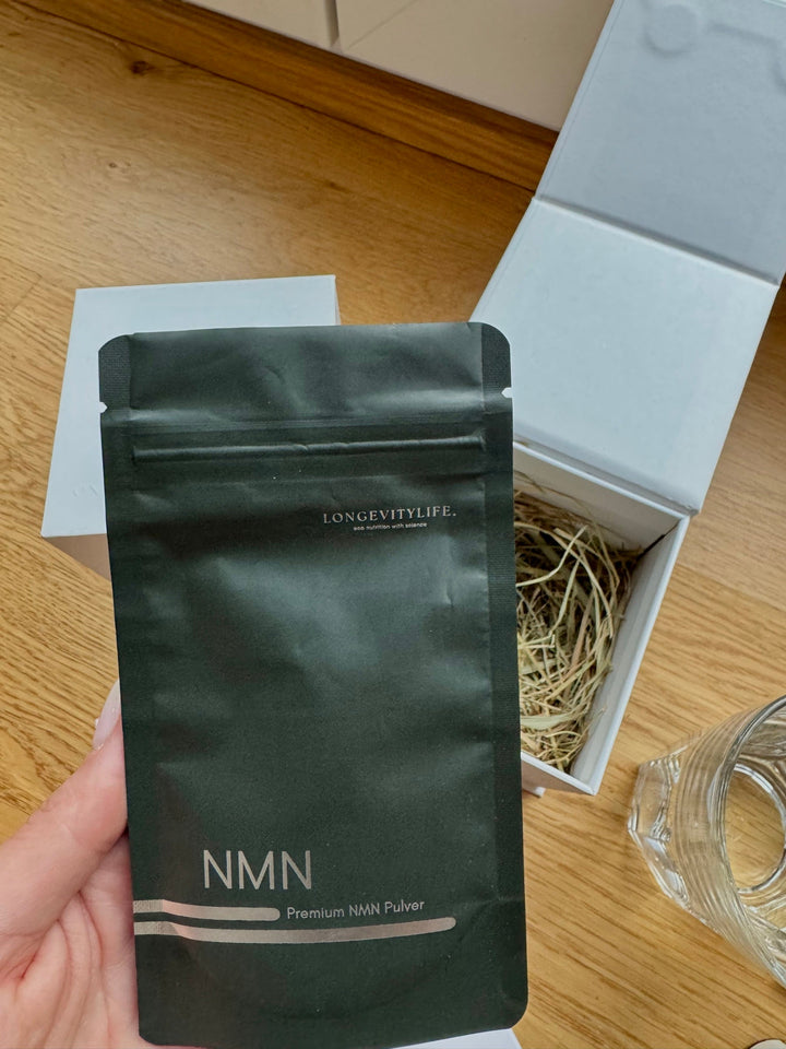 Grüner NMN Beutel von LongevityLife vor einer geöffneten Versandbox