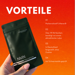Hand hält den Beutel NMN Pulver, daneben vier Produktfakten zu Rohstoff, Reinheit, Herstellung und Prüfung