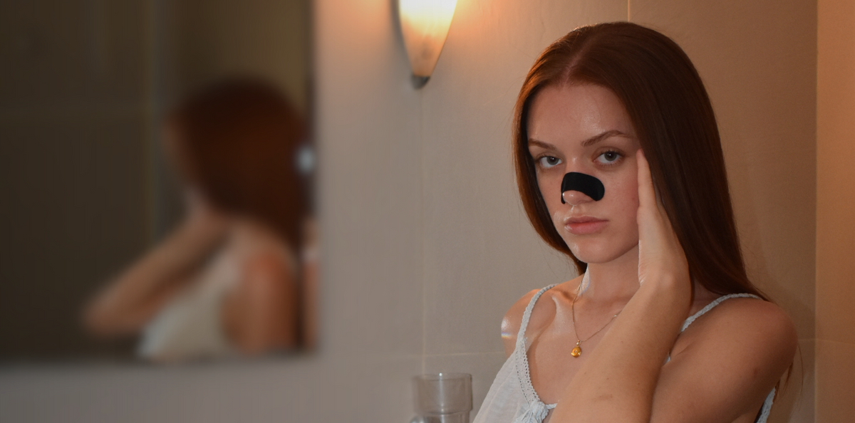 Person mit Silk-Nasenpflaster im Badezimmer