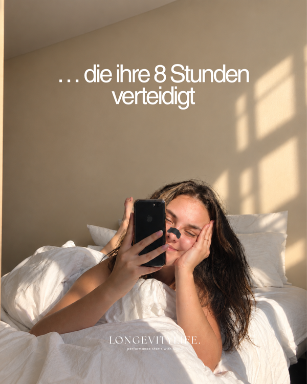 Frau im Bett mit LongevityLife Nasenstrip und Handy, die ihre 8 Stunden Schlaf verteidigt
