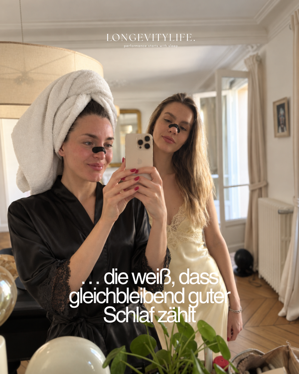 Zwei Frauen vor dem Spiegel, eine mit Handtuch und LongevityLife Nasenstrip