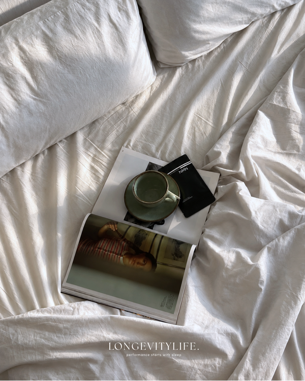 Bett mit Tasse Tee, Zeitschrift und LongevityLife NMN Pulver Beutel