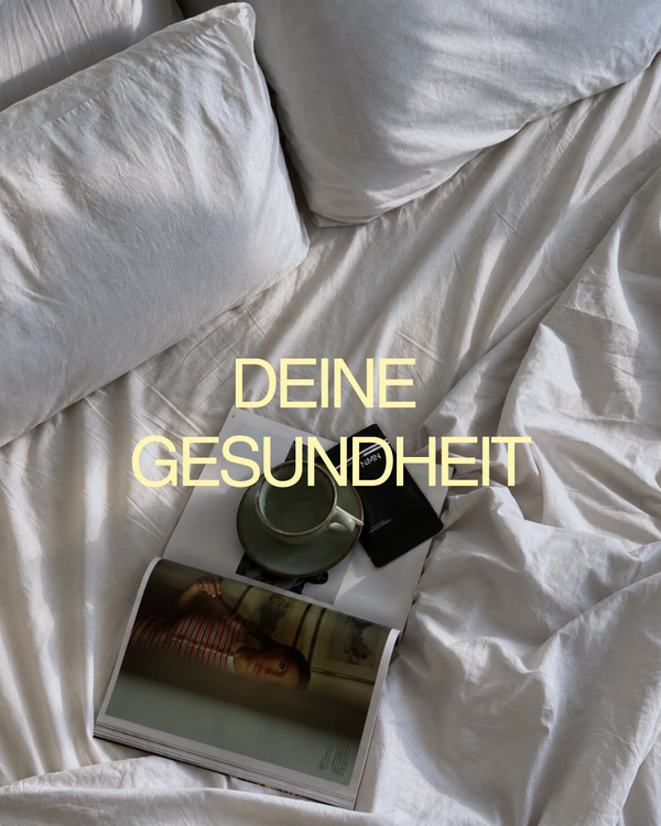 Bett mit Tee, Zeitschrift und LongevityLife NMN Beutel, Schriftzug Deine Gesundheit
