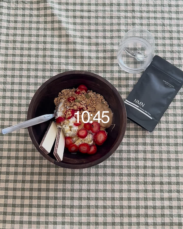 Frühstücksschale mit Beeren neben dem LongevityLife NMN Beutel um 10:45 Uhr