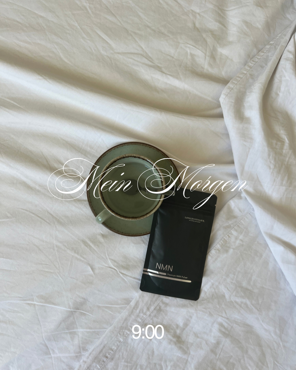 Morgenroutine um 9 Uhr mit LongevityLife NMN Beutel und Tasse im Bett