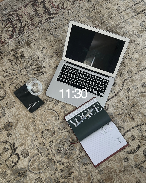 Arbeitsplatz mit Laptop, Notizbuch und LongevityLife NMN Beutel um 11:30 Uhr