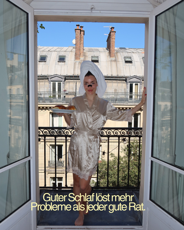 Frau mit Handtuch und LongevityLife Nasenstrip auf einem Pariser Balkon