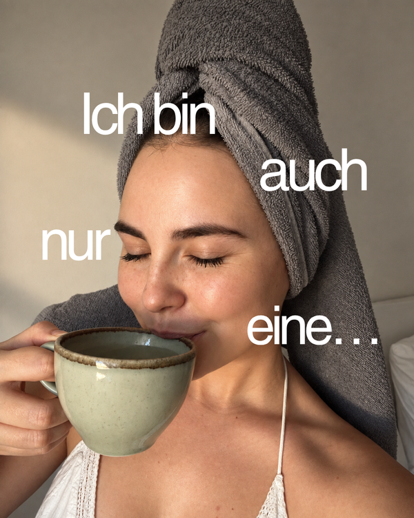 Frau mit Handtuch trinkt morgens Tee, Schriftzug Ich bin auch nur eine