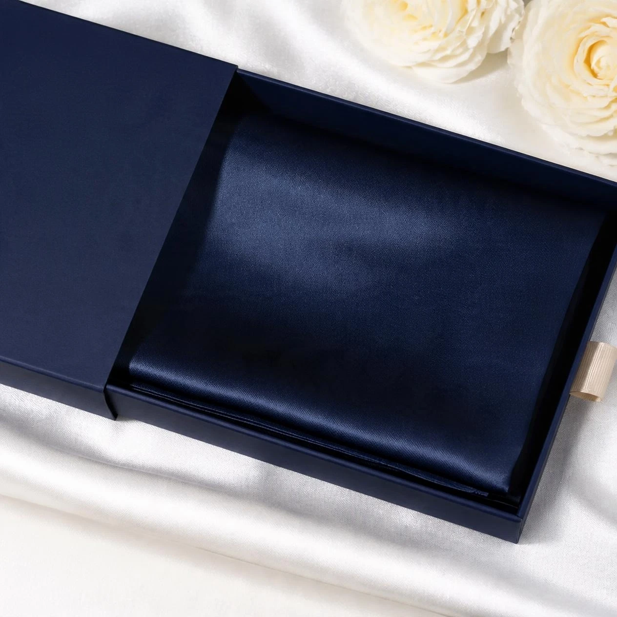 Satin-Kissenbezug in Night Blue in der Geschenkbox