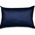 Satin-Kissenbezug in Night Blue auf weißem Hintergrund