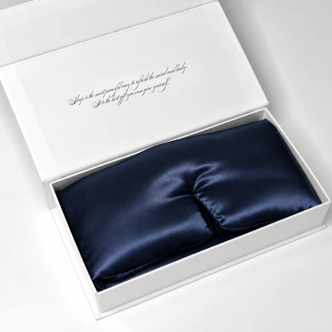 Silk-Schlafmaske in Dunkelblau in der weißen Geschenkbox