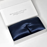 Silk-Schlafmaske in Dunkelblau in der weißen Geschenkbox