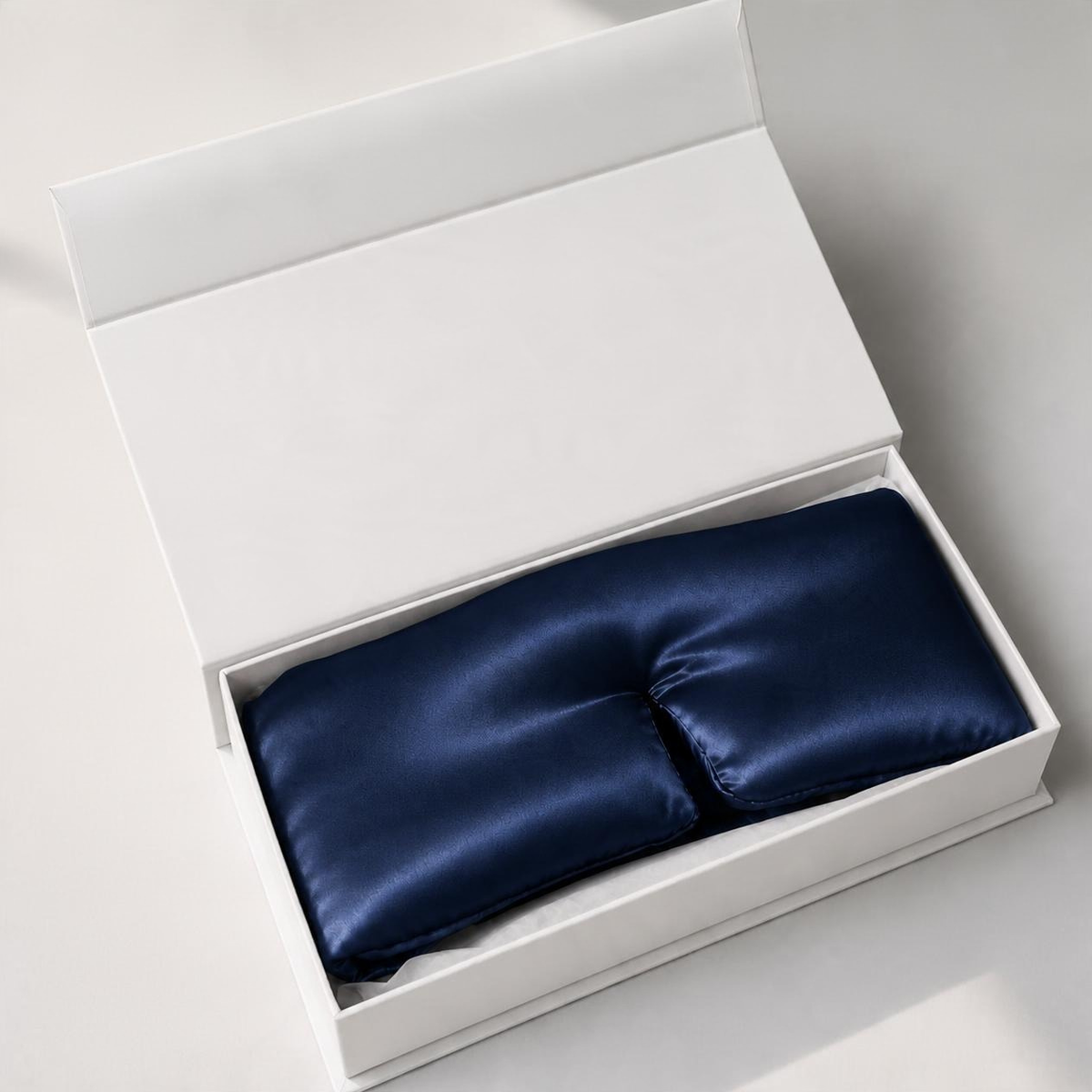 Satin-Schlafmaske in Night Blue in der weißen Geschenkbox