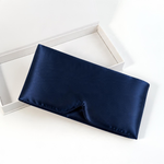 Satin-Schlafmaske in Night Blue auf einer offenen weißen Box